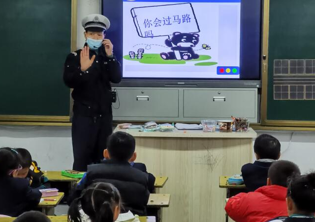聚集村庄学生出行安全无证营运车辆超员面包车便趁机揽客