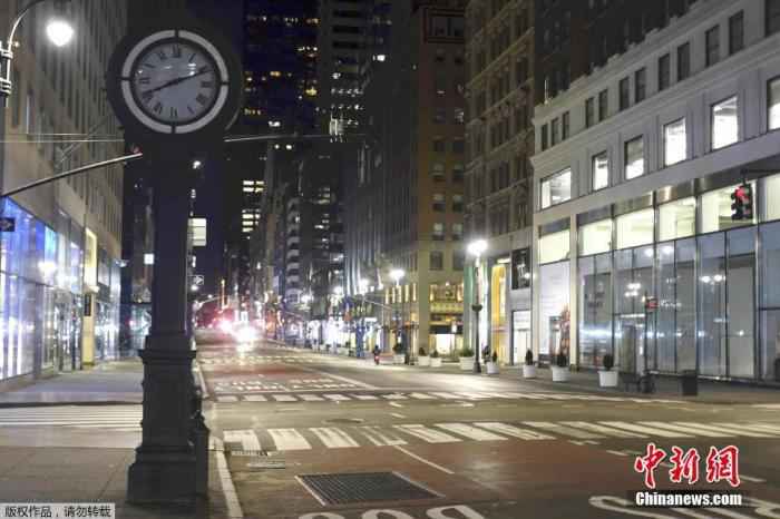 当地时间3月22日,美国纽约曼哈顿的时代广场上很少有人。 一周内病例翻10倍 美国正加速成为全球疫情“震中”